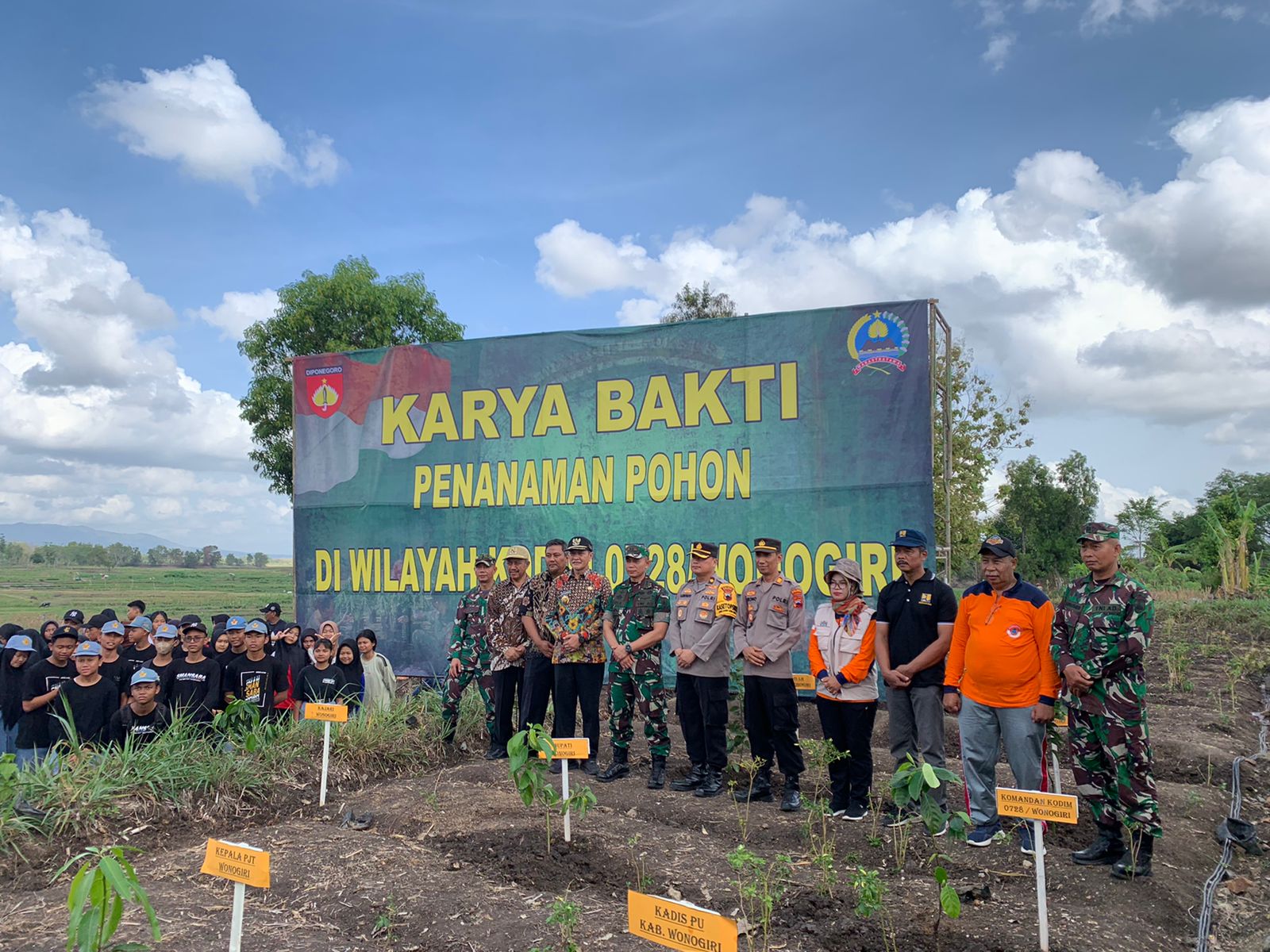 Cegah Banjir Dan Longsor, Dandim Wonogiri Pimpin Penanaman Ratusan Bibit Pohon