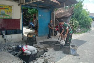 Cegah Banjir Saat Hujan Tiba, Babinsa Punggawan Bersama Masyarakat Laksanakan Pembersihan Selokan