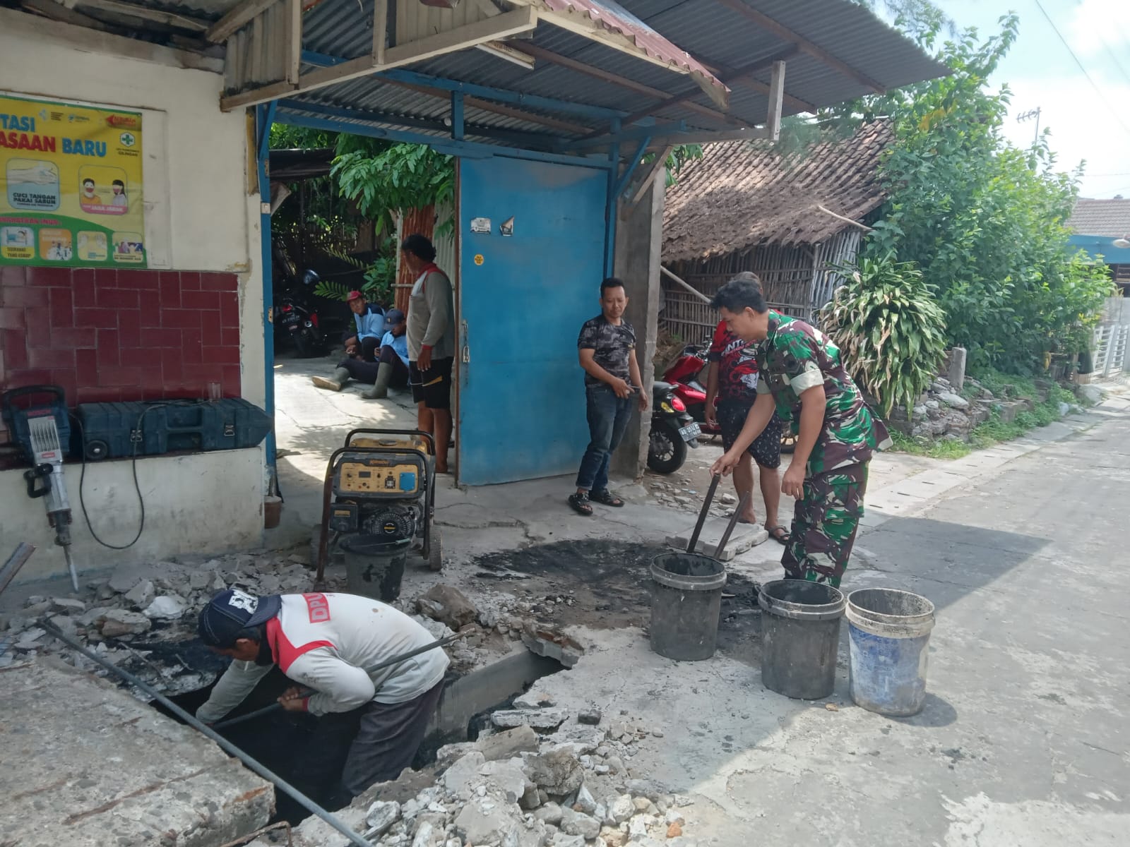 Cegah Banjir Saat Hujan Tiba, Babinsa Punggawan Bersama Masyarakat Laksanakan Pembersihan Selokan