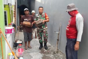 Ciptakan Kemanunggalan TNI Rakyat, Babinsa Manahan Gotong Royong Bantu Perbaiki Rumah Warga