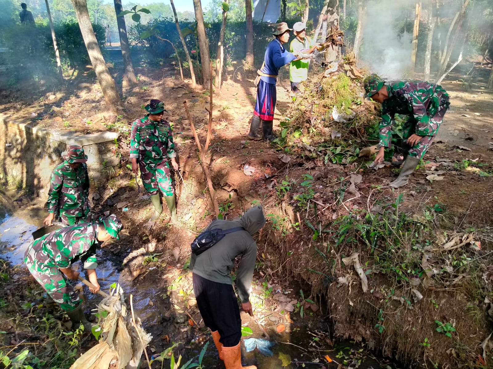 Danramil 03/Ngadirojo Turun Bersihkan Saluran Irigasi Bersama Warga, Ternyata Ini Tujuannya