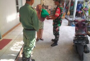 Door To Door, Babinsa Jebres Bersama Linmas Salurkan Bantuan Sembako "Lincah" Kepada Masyarakat Lansia