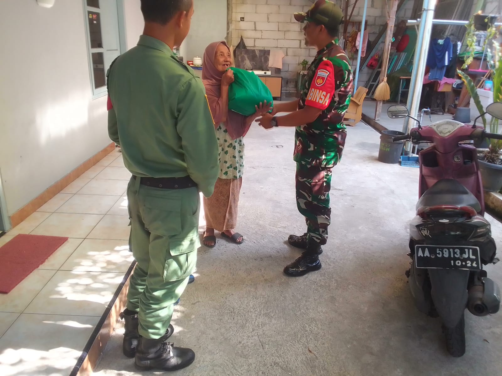 Door To Door, Babinsa Jebres Bersama Linmas Salurkan Bantuan Sembako "Lincah" Kepada Masyarakat Lansia