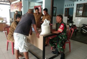 Dukung Program Pemerintah, Babinsa Simo Ikut Pendampingan Pembangian Bantuan Beras