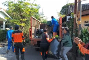 Gandeng Tim Saberling, Babinsa Kadipiro Bersama Warga Gotong Royong Bersihkan Lingkungan