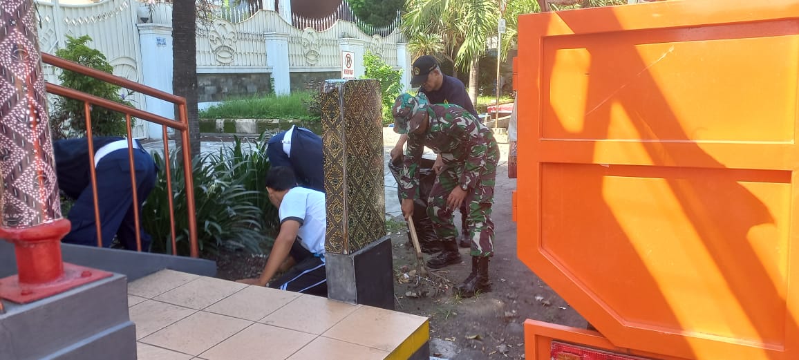 Gandeng Warga, Babinsa Banyuanyar Resik-resik Seputaran Kantor Kelurahan