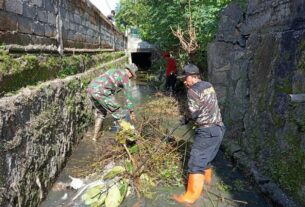 Gotong Royong Bersama Warga, Babinsa Bersihkan Saluran Air