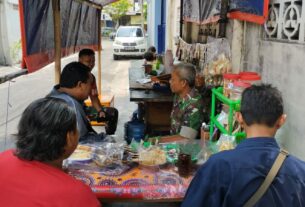 Hangatnya Secangkir Kopi di Warung Angkringan, Jadikan Akrabnya Babinsa Serengan dengan Warganya