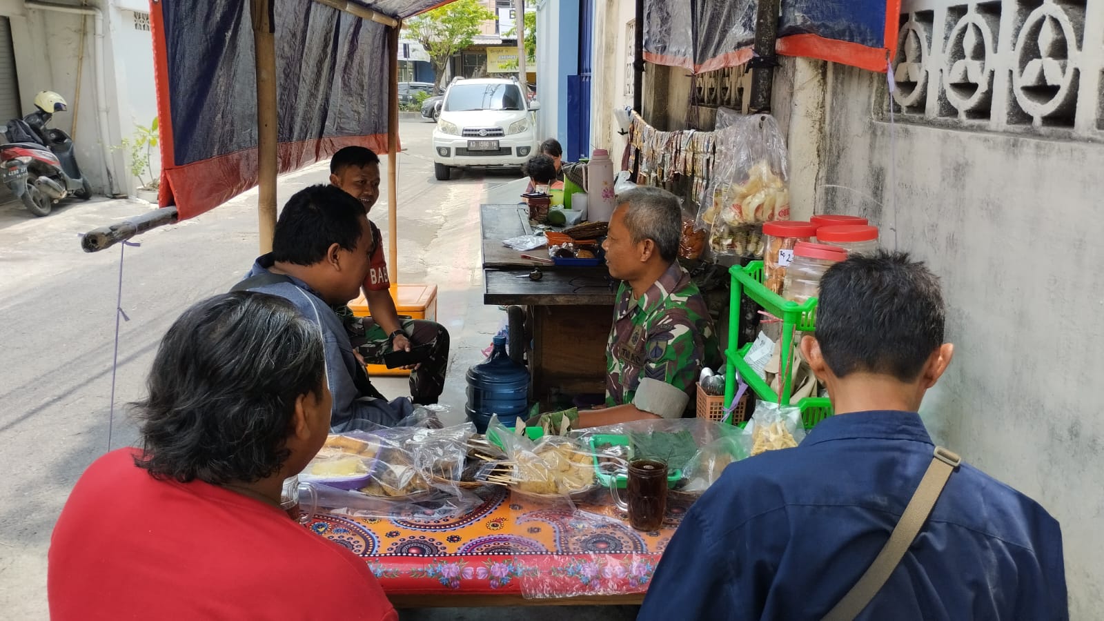 Hangatnya Secangkir Kopi di Warung Angkringan, Jadikan Akrabnya Babinsa Serengan dengan Warganya
