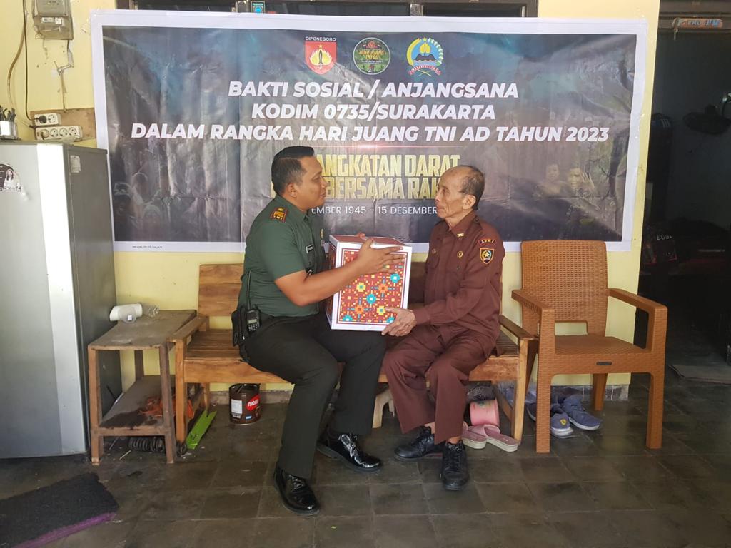 Hari Juang TNI AD Ke-78, Kodim 0735/Surakarta Gelar Baksos Dan Berikan Bingkisan Kepada Veteran