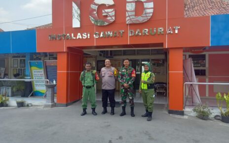 Hari Minggu tetap Sigap, Babinsa Serengan Bantu Evakuasi ODGJ