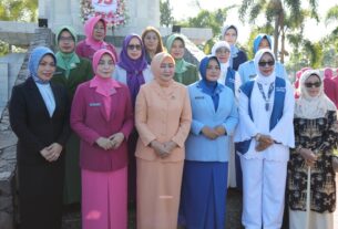Ibu Mami Yani Fahrizal Ikuti Ziarah dan Tabur Bunga dalam Rangka Peringatan Hari Ibu Tahun 2023 di Taman Makam Pahlawan Bandar Lampung,
