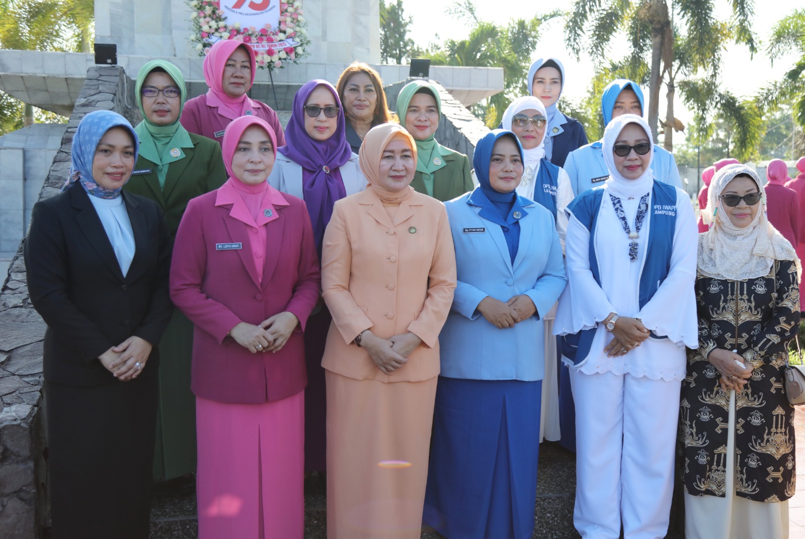 Ibu Mami Yani Fahrizal Ikuti Ziarah dan Tabur Bunga dalam Rangka Peringatan Hari Ibu Tahun 2023 di Taman Makam Pahlawan Bandar Lampung,