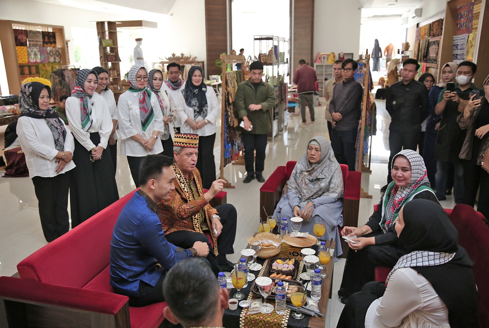 Ibu Riana Sari Arinal Terima Kunjungan Duta Besar Palestina untuk Indonesia Zuhair Al-Shu di Gedung Dekranasda Lampung
