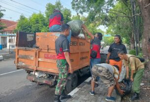 Jaga Kebersihan Lingkungan, Babinsa Timuran Bersama Petugas Kebersihan Laksanakan Kerja Bakti