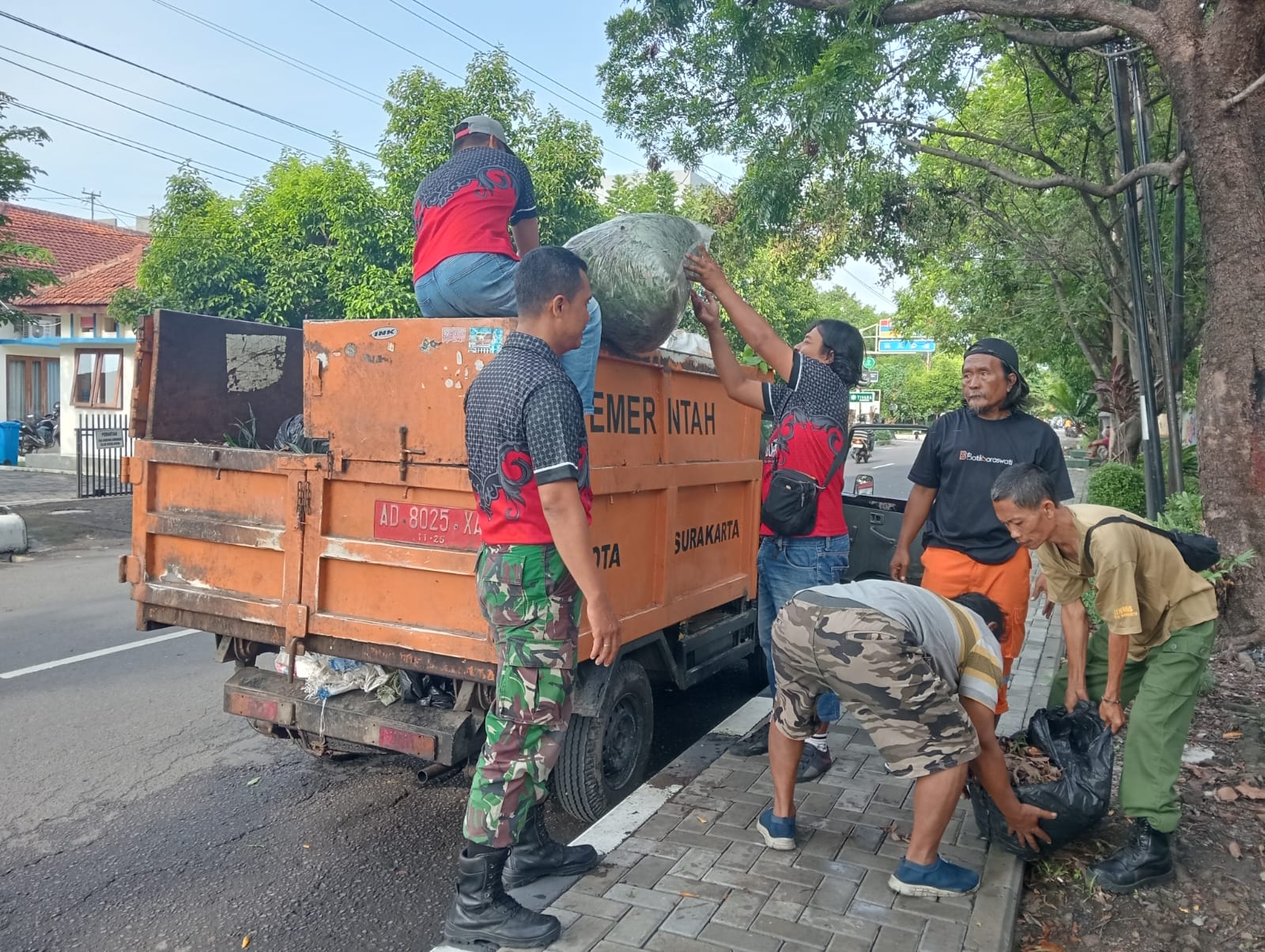 Jaga Kebersihan Lingkungan, Babinsa Timuran Bersama Petugas Kebersihan Laksanakan Kerja Bakti