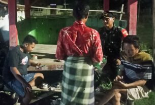 Jaga Kondusifitas Wilayah Binaan, Babinsa Koramil Sukosewu Bojonegoro dan Warga Giatkan Ronda Malam