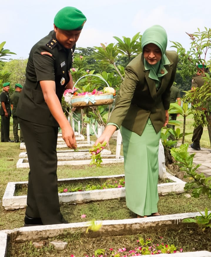 Jelang Hari Juang TNI Angkatan Darat ke- 78, Kodim Bojonegoro Ziarah ke Makam Pahlawan