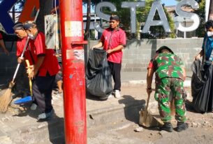 Jum'at Bersih, Babinsa Kestalan Ajak Warga Bersihkan Sampah Pada Saluran Air Dan Sarana Umum