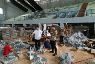 Kapolres Lampung Utara Pantau Langsung Pengepakan Logistik Pemilu 2024.