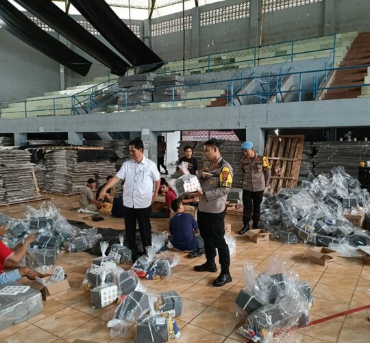 Kapolres Lampung Utara Pantau Langsung Pengepakan Logistik Pemilu 2024.