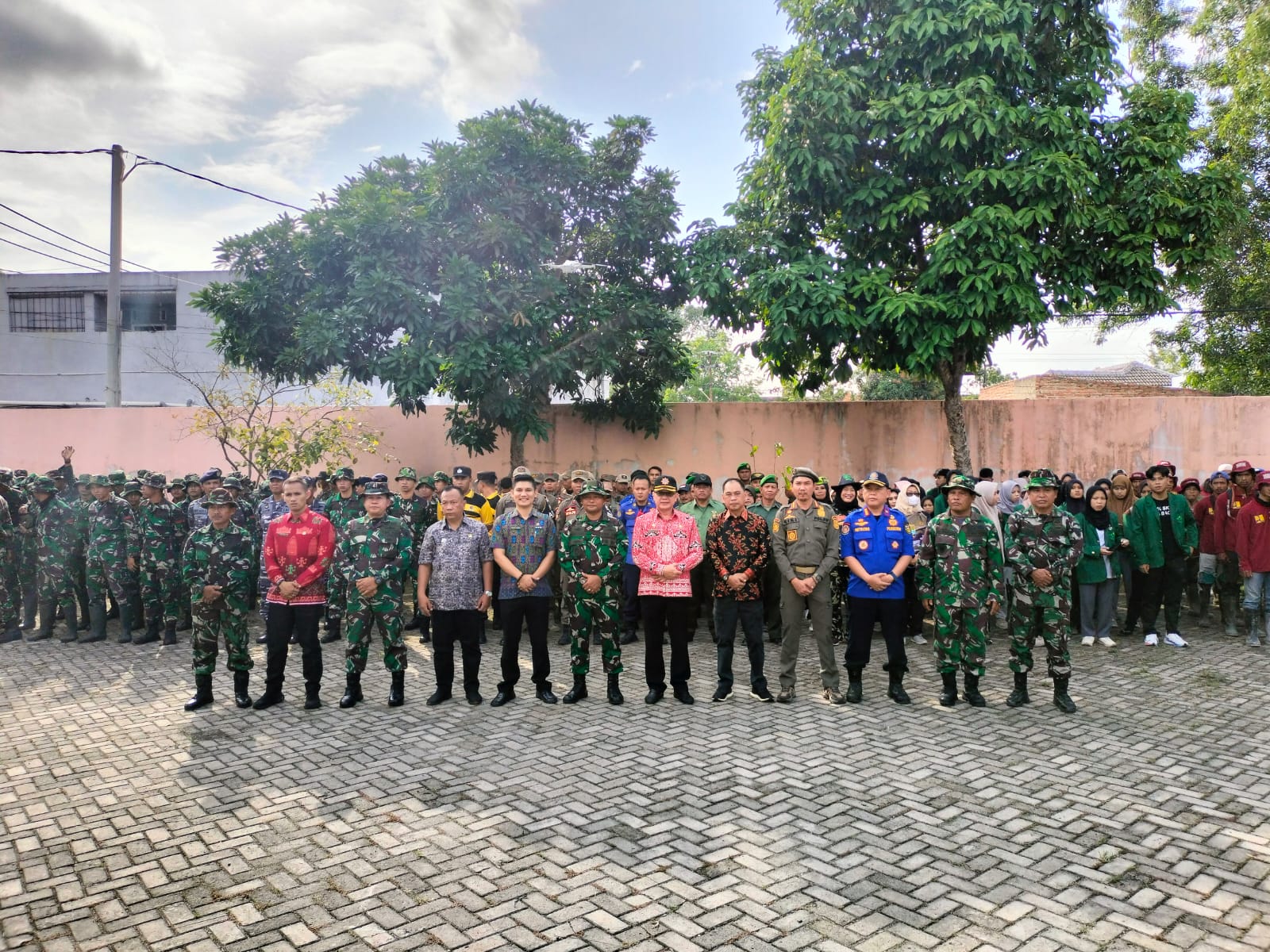 Karya Bhakti TNI Kodim 0410/KBL Wujudkan Lingkungan Bersih Serta Terbebas dari Banjir