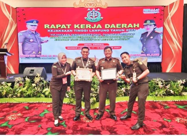Kejari Lampura terima dua penghargaan pada Rakerda Kejati Lampung