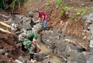 Kemanunggalan TNI Rakyat, Babinsa Gotong Royong Buat Talud