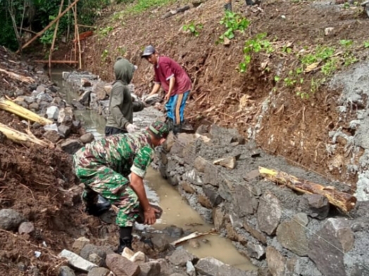 Kemanunggalan TNI Rakyat, Babinsa Gotong Royong Buat Talud