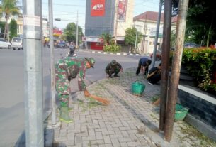 Kerja Bakti Pembersihan Lingkungan, Babinsa Kelurahan Ketelan Gerakkan Semangat Gotong Royong Warganya