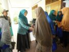 Ketua Umum TP-PKK Pesibar SEPTI ISTIQLAL Berikan Santunan Lansia Dalam Rangka Memperingati Hari Ibu KE-95 Tahun 2023