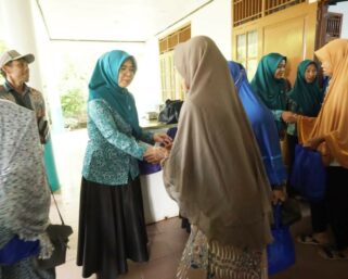 Ketua Umum TP-PKK Pesibar SEPTI ISTIQLAL Berikan Santunan Lansia Dalam Rangka Memperingati Hari Ibu KE-95 Tahun 2023