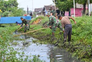 Kodim 0726/Sukoharjo Gandeng Warga Masyarakat Kampung Brumbung Bersihkan Kali Kriwen