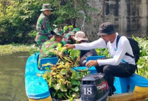 Kodim 0735/Surakarta Gelar Karya Bakti Pembersihan Saluran Air di Bendung Gerak Tirtonadi