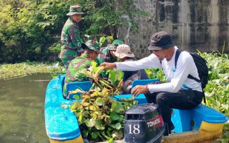 Kodim 0735/Surakarta Gelar Karya Bakti Pembersihan Saluran Air di Bendung Gerak Tirtonadi