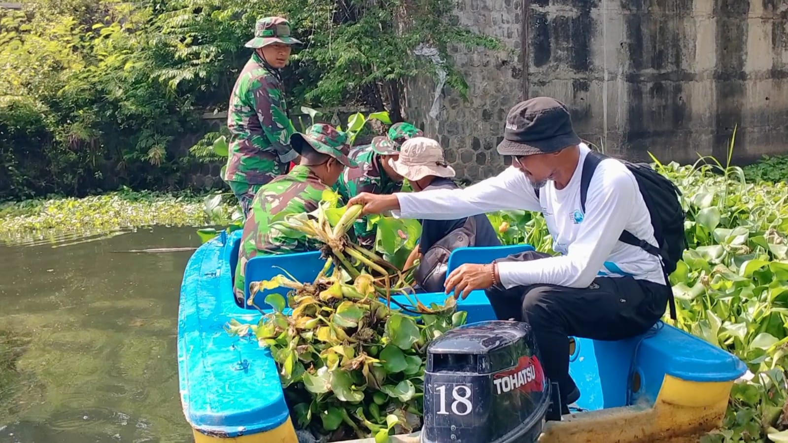 Kodim 0735/Surakarta Gelar Karya Bakti Pembersihan Saluran Air di Bendung Gerak Tirtonadi