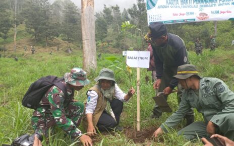 Kodim Boyolali Dan Relawan Tanam 500 Bibit Tanaman Keras di Sekitar Tuk Babon Lereng Merbabu