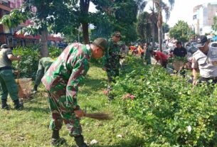 Koramil 02/Banjarsari Bersinergi Dengan Instansi Terkait Melaksanakan Kerja bakti Resik-Resik di Pasar Tradisional