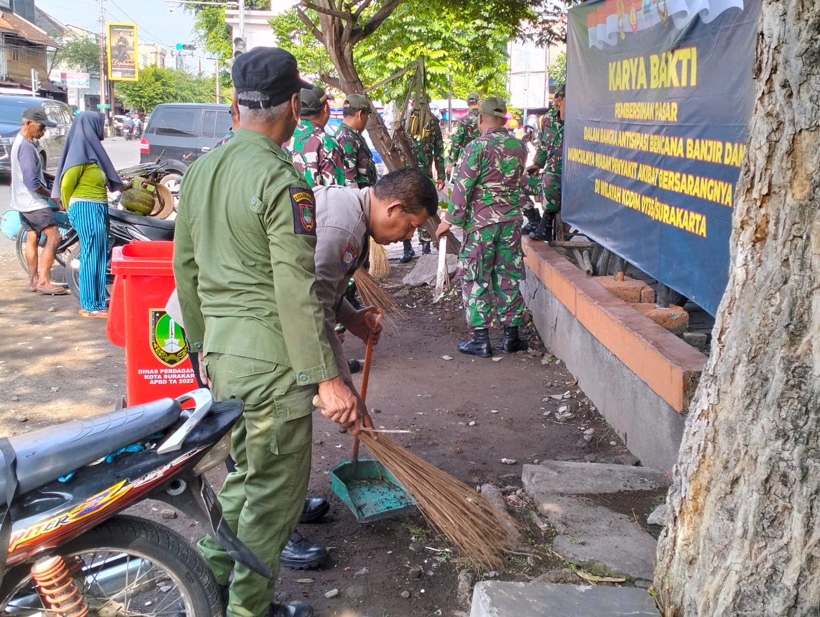 Koramil 05/Pasarkliwon Laksanakan Karya Bakti di Pasar Tradisioal Gading