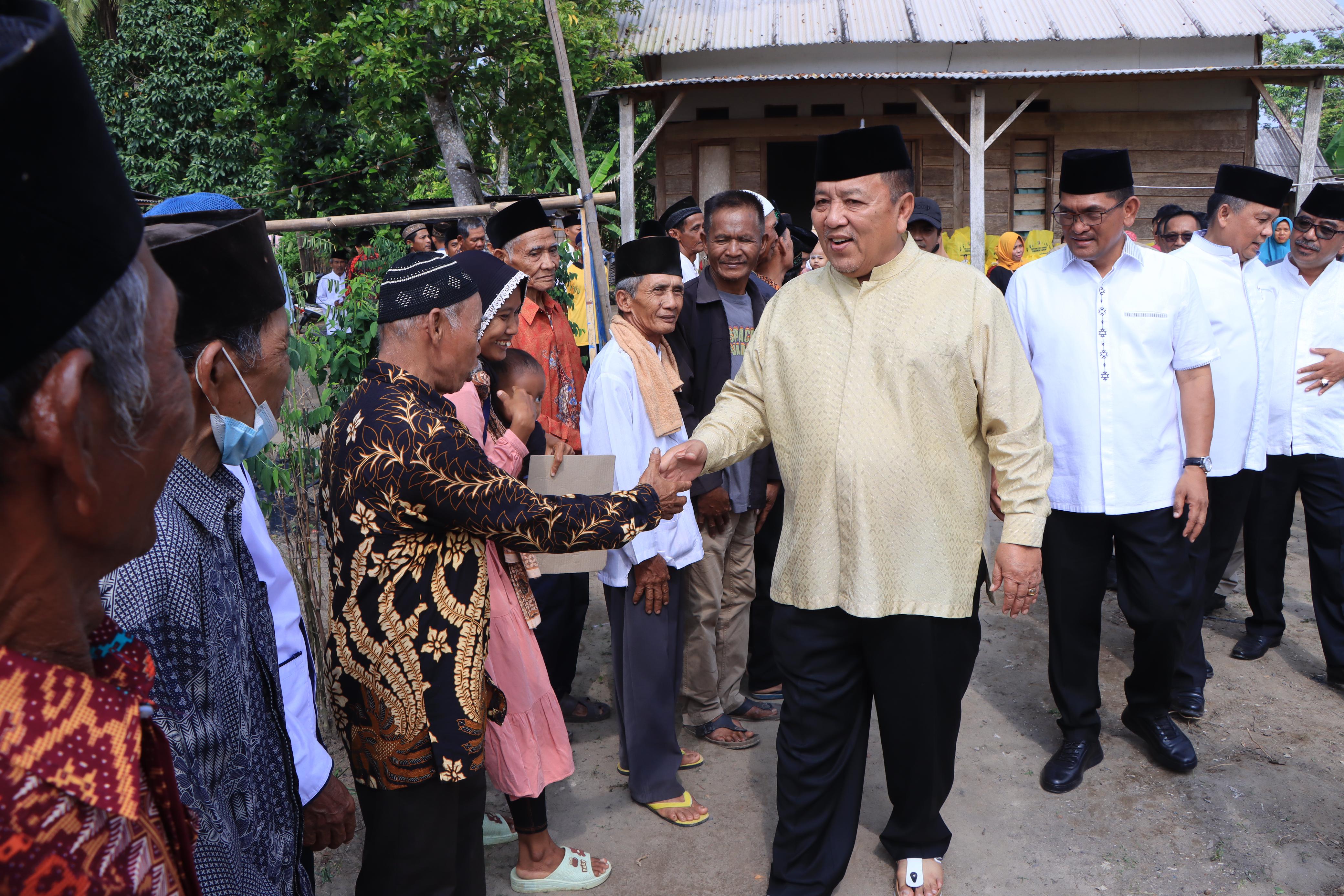 Kunjungan Kerja Ke Kabupaten Mesuji, Gubernur Arinal Djunaidi Bersama Ketua LKKS Provinsi Lampung Memberikan Sejumlah Bantuan