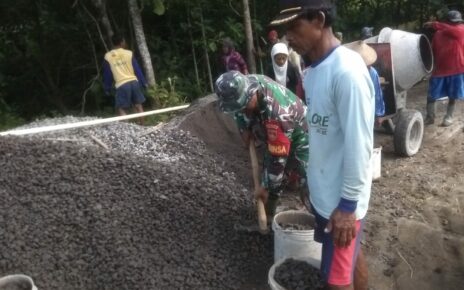 Membangun Desa Bersama Warga, Babinsa Bantu Kerja Bakti Pengecoran Jalan