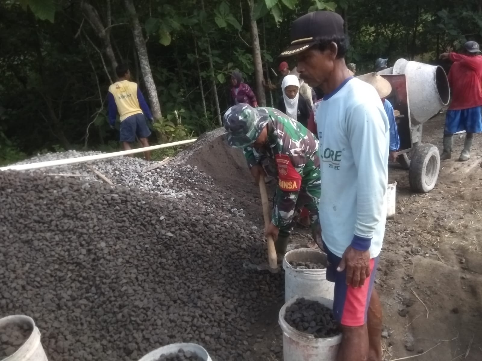 Membangun Desa Bersama Warga, Babinsa Bantu Kerja Bakti Pengecoran Jalan