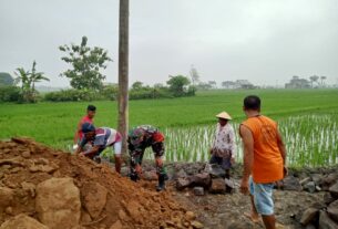 Optimalkan Pengairan Babinsa Kerja Bakti Bangun Talud Irigasi