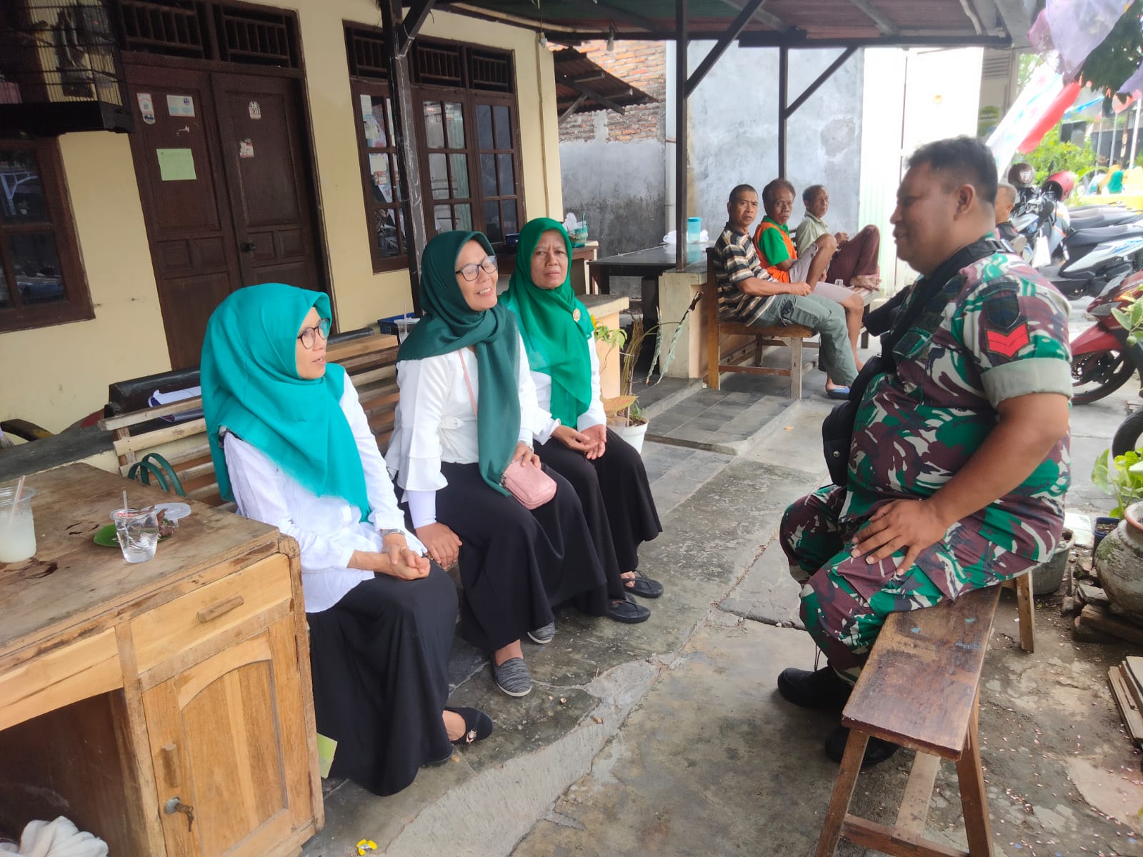 Ibu-Ibu PKK Tak Luput Dari Sasaran Komsos Babinsa Kelurahan Pajang, Ternyata Ini Alasannya