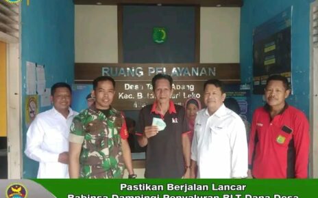 Pastikan Berjalan Lancar, Babinsa Dampingi Penyaluran BLT Dana Desa
