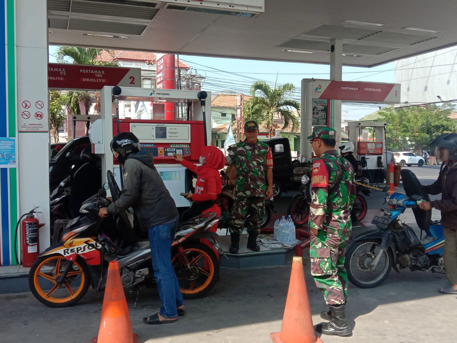 Pastikan kamtibmas Babinsa Kratonan ke pom bensin Diwilayah binaan