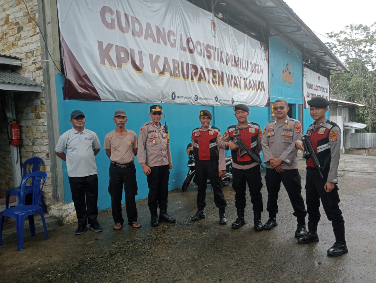 Patroli di Kantor KPU dan Gudang Logistik Pemilu 2024, Polres Way Kanan Intesifkan Pengamanan