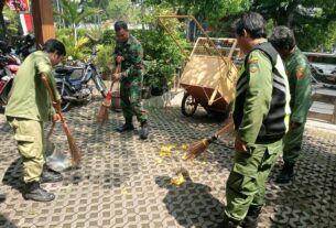 Peduli Kebersihan Lingkungan, Babinsa Timuran Bersama Linmas Gotong Royong Bersihkan Sampah Dan Rumput Liar