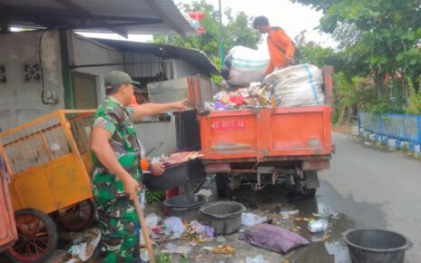 Peduli Lingkungan, Bati Bakti TNI Bersama DKP Bersihkan Tumpukan Sampah Warga