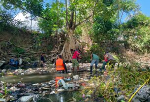 Peduli Lingkungan, Babinsa Laweyan Ajak Warga Normalisasi Sungai Jenes